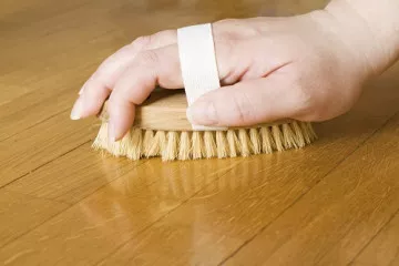 Parkett bedarf einer besonderen Pflege – so bleibt das Holz lange schön